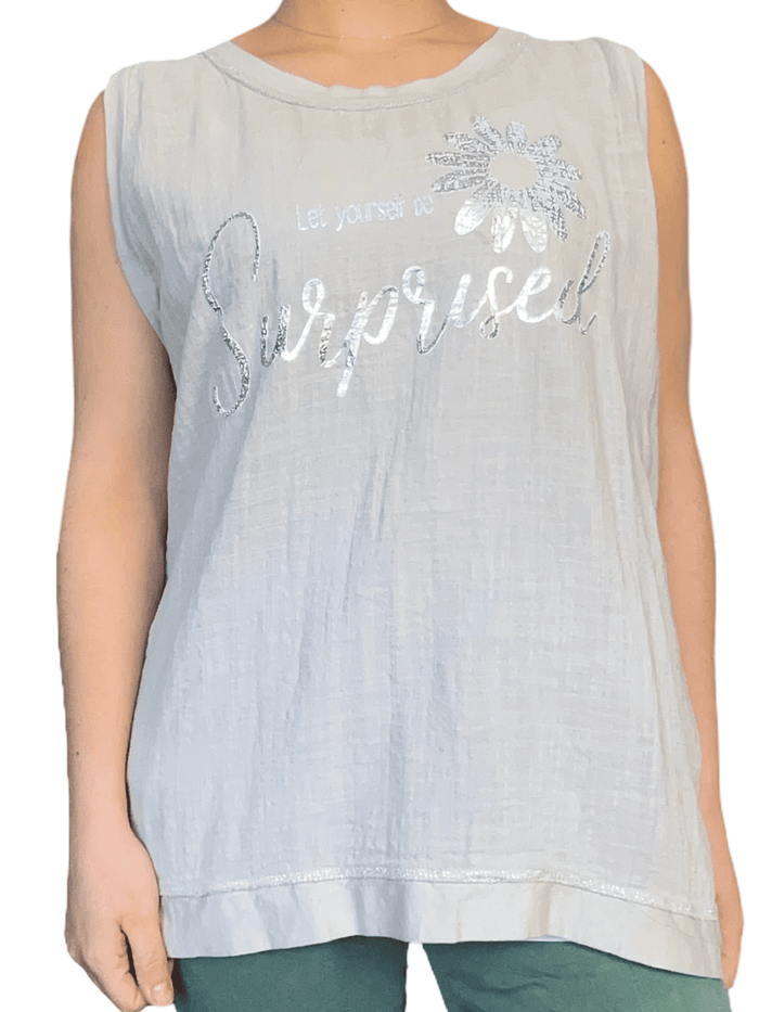 Camisole beige ''Let yourself be surprised'' pour femme.