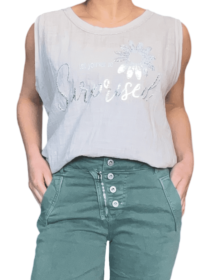 Camisole beige ''Let yourself be surprised'' pour femme avec bermuda.