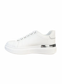 Sneaker blanc à plateforme avec détails argentés pour femme.