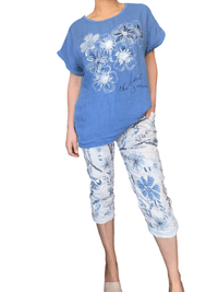 T-shirt bleu pour femme avec imprimé floral argenté et blanc avec capri.