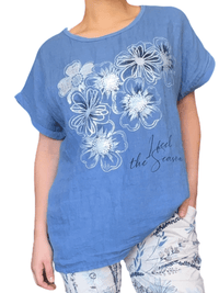 T-shirt bleu pour femme avec imprimé floral argenté et blanc.
