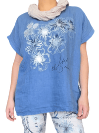 T-shirt bleu pour femme avec imprimé floral argenté et blanc avec foulard.