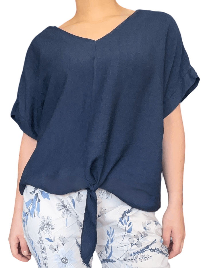 T-shirt marine avec dentelle au dos pour femme.