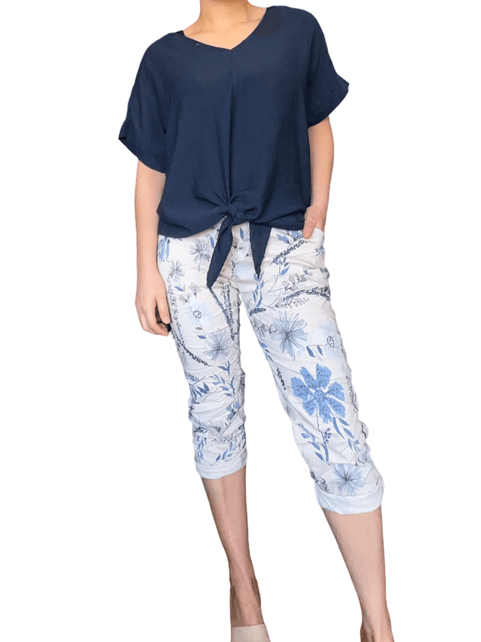 T-shirt marine avec dentelle au dos pour femme avec pantalon.