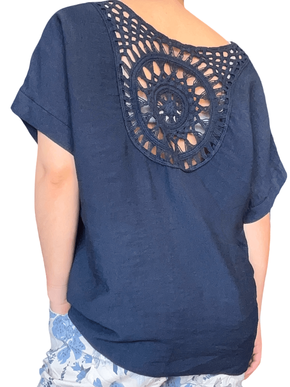 T-shirt marine avec dentelle au dos pour femme.
