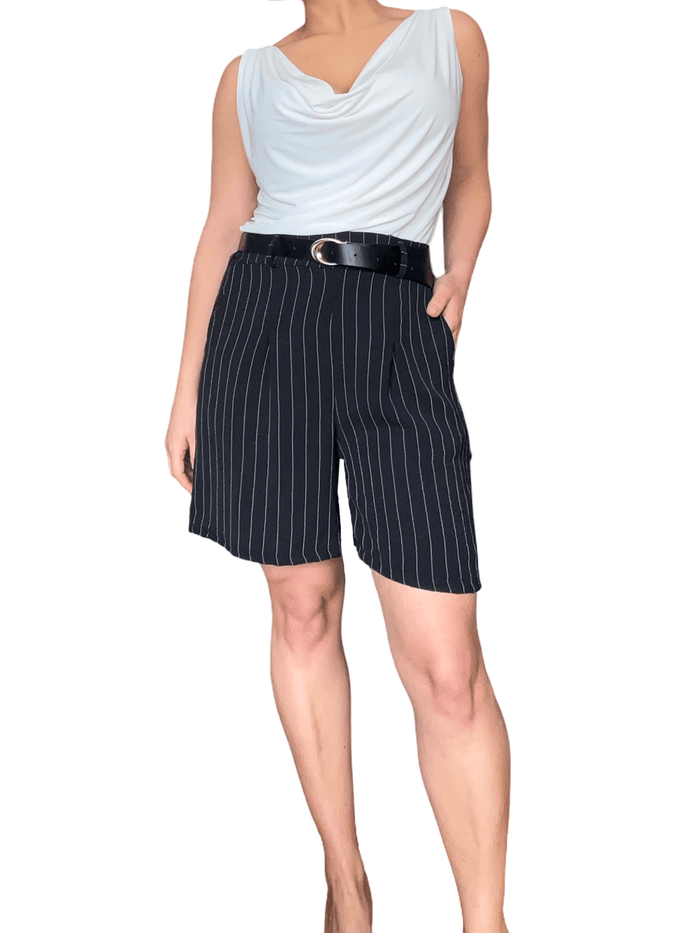 Camisole blanche à col bénitier pour femme avec short.