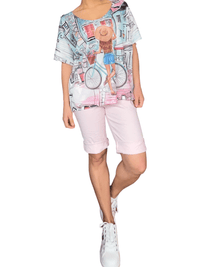 T-shirt pour femme avec imprimé d'une femme et son vélo avec bermuda et sneakers.