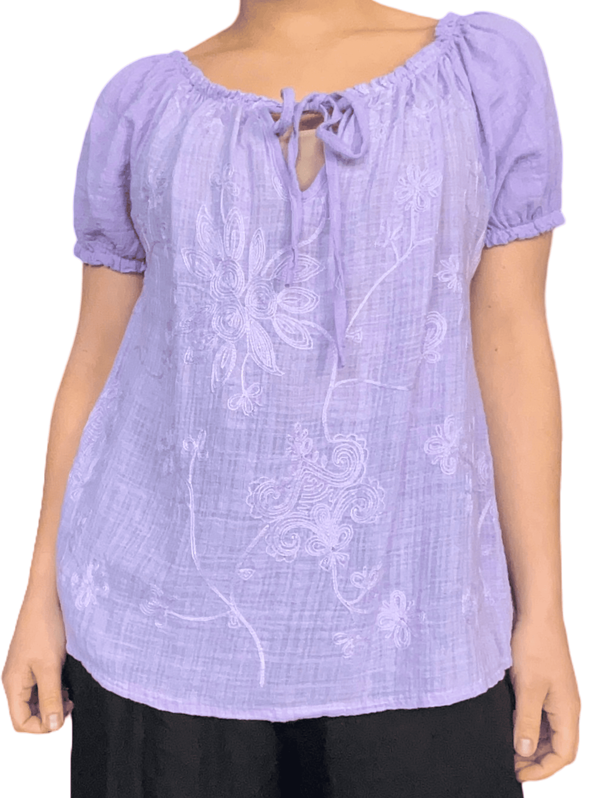 Blouse lilas à motifs floraux brodés pour femme.