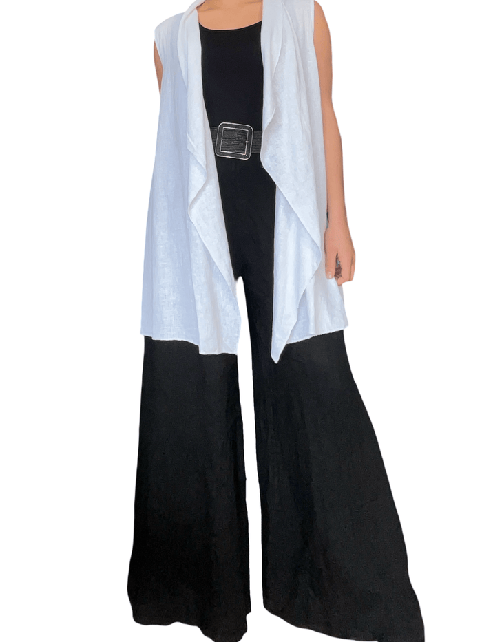 Veste sans manche blanche pour femme avec camisole noire et pantalon.