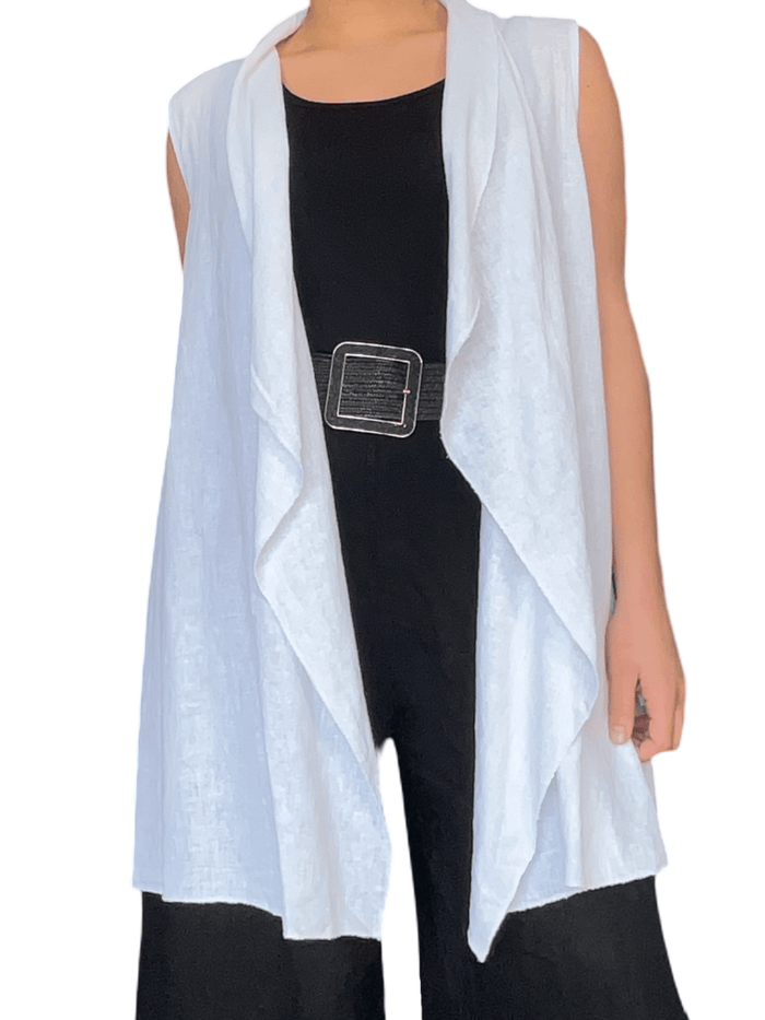 Veste sans manche blanche pour femme avec ceinture.