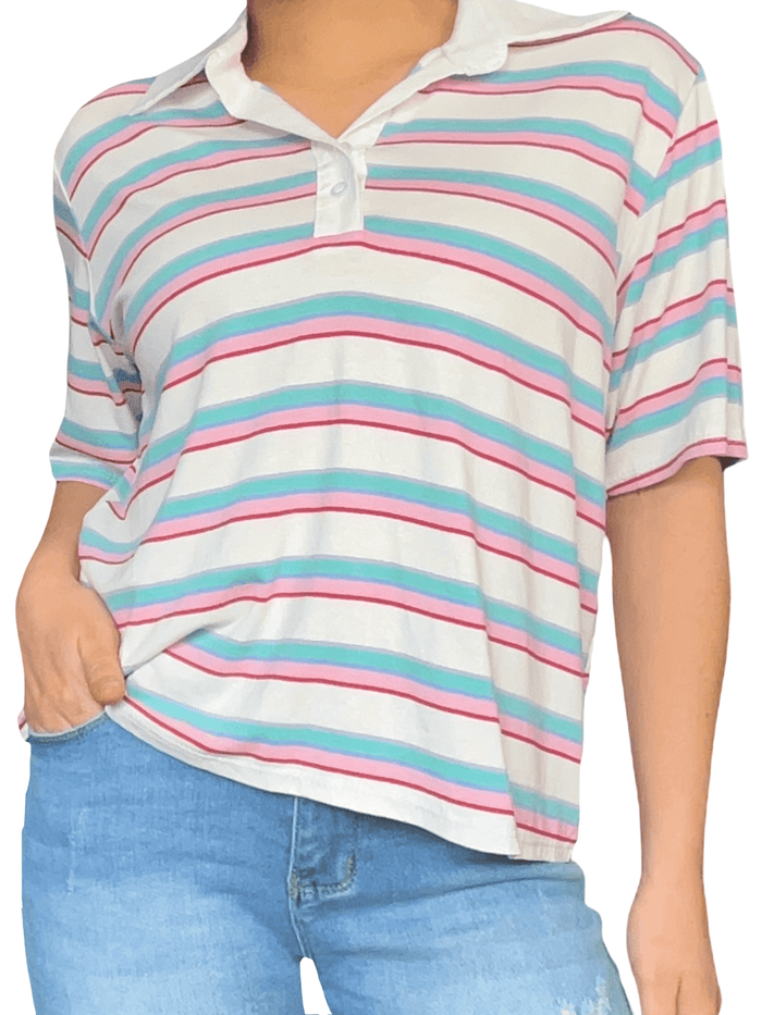 T-shirt blanc à rayures style polo pour femme.