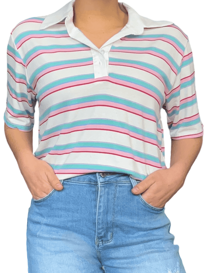 T-shirt blanc à rayures style polo pour femme.