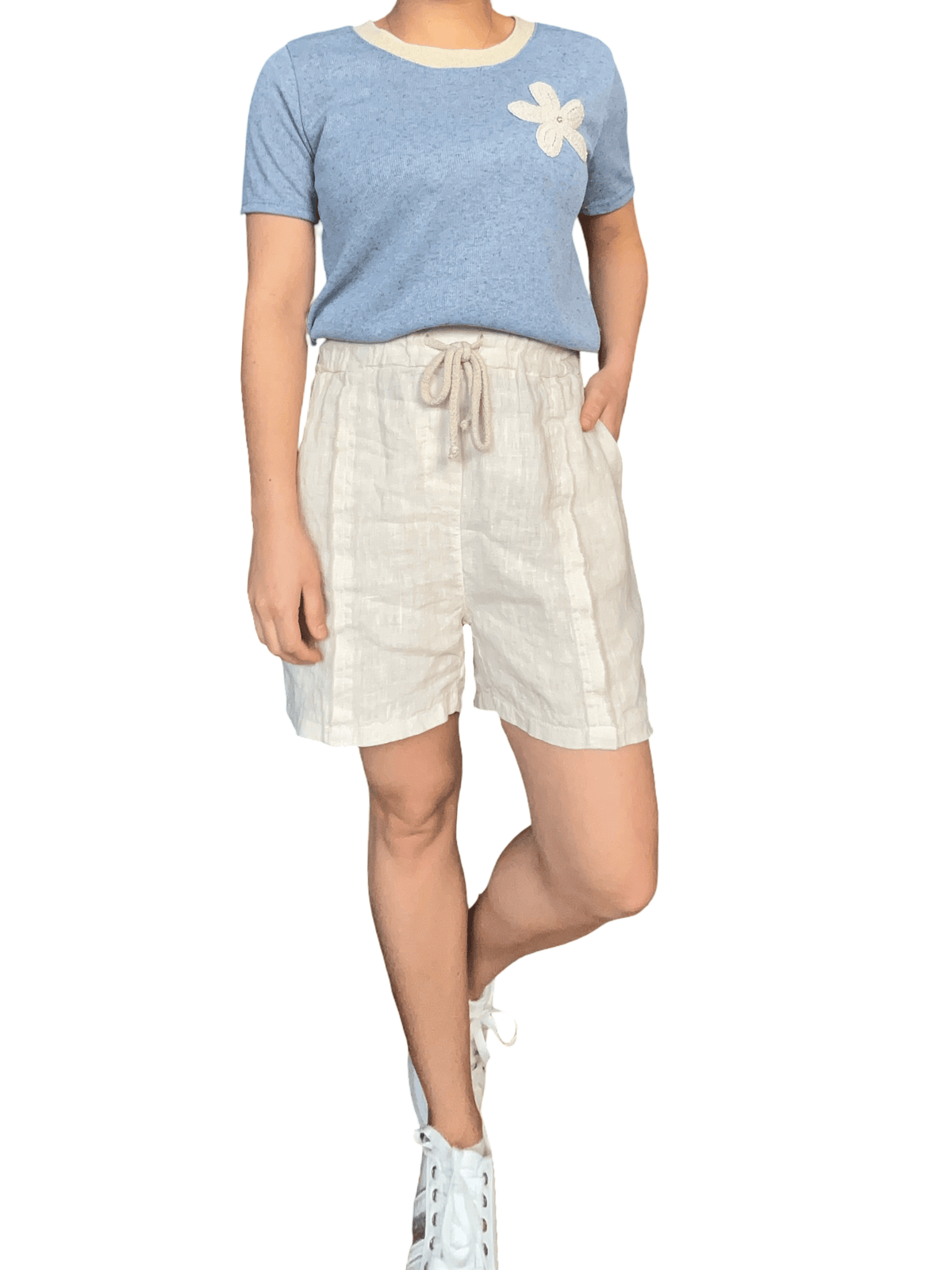 Short beige en lin à taille élastique avec cordon pour femme avec t-shirt.