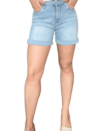 Short de jeans bleu pâle pour femme.