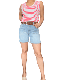 Camisole blanche rayée fuchsia pour femme avec shorts.