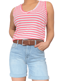 Camisole blanche rayée fuchsia pour femme avec ceinture.