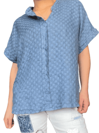 T-shirt décontracté bleu jean style chemise pour femme.