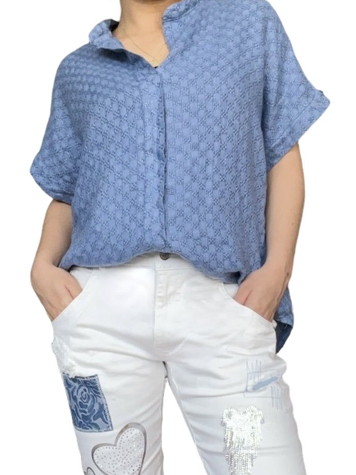 T-shirt décontracté bleu jean style chemise pour femme avec bermuda.