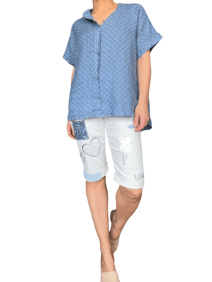 T-shirt décontracté bleu jean style chemise pour femme avec bermuda.