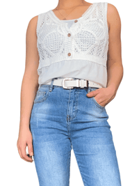 Camisole blanche en crochet et broderie anglaise pour femme avec ceinture.