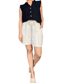 Camisole noire boutonnée pour femme avec short.