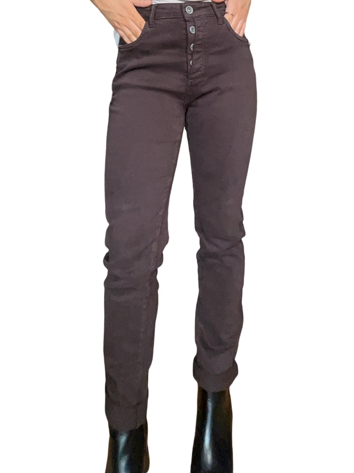 Jeans skinny brun pour femme avec bottillons noirs.