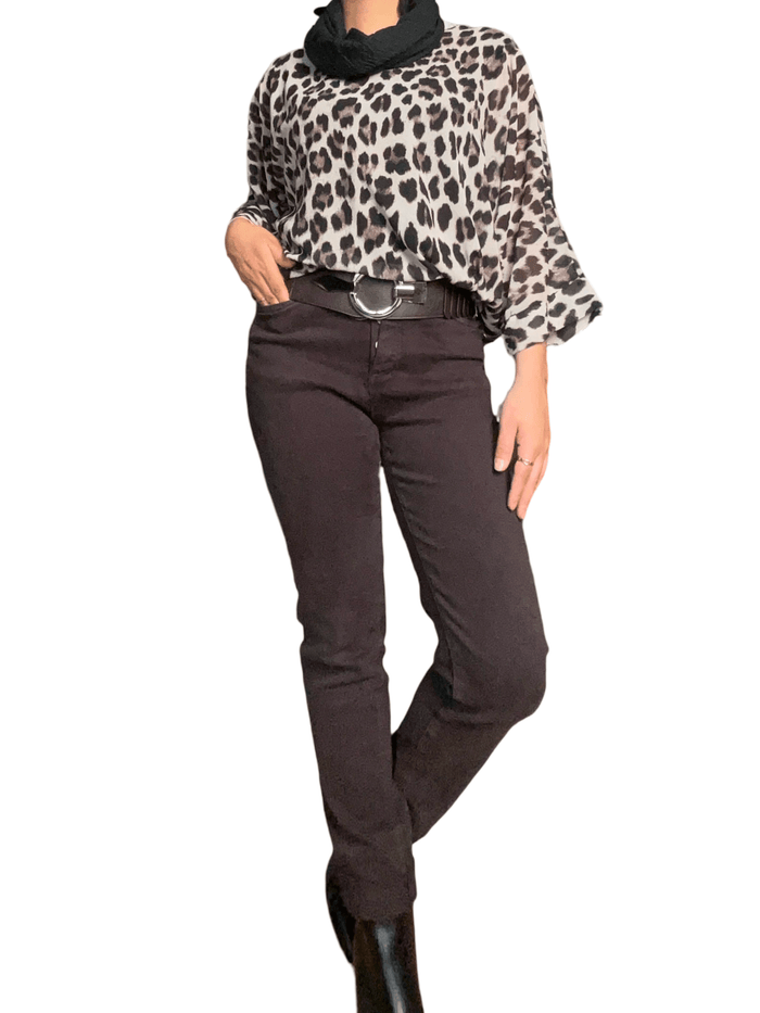 Blouse beige avec imprimé de léopard pour femme avec pantalon et bottillons.