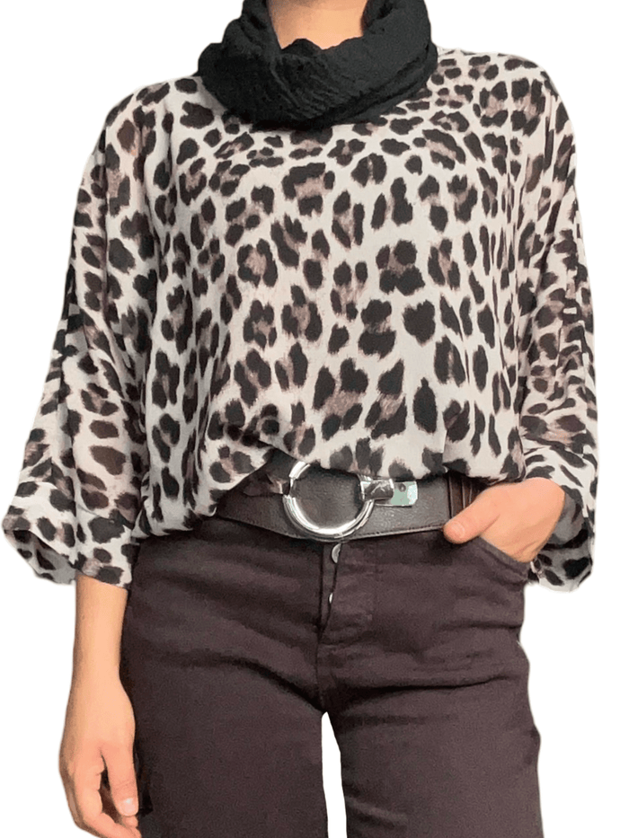 Blouse beige avec imprimé de léopard pour femme avec foulard et ceinture.