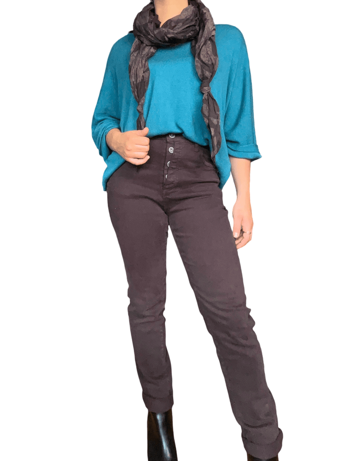 Foulard brun avec imprimé animal pour femme avec chandail, pantalon et bottillons.