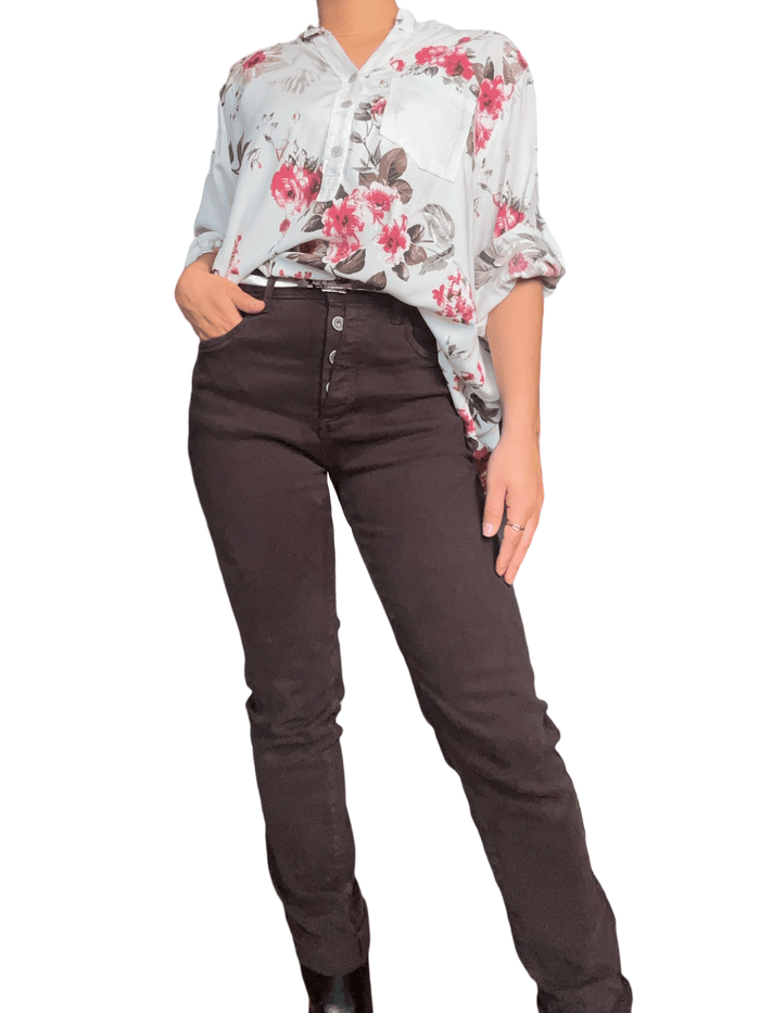 Blouse blanche avec imprimé de fleurs rouges pour femme avec pantalon.