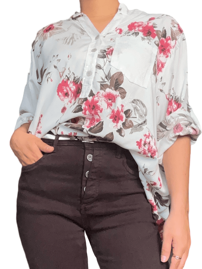 Blouse blanche avec imprimé de fleurs rouges pour femme avec ceinture métallique.