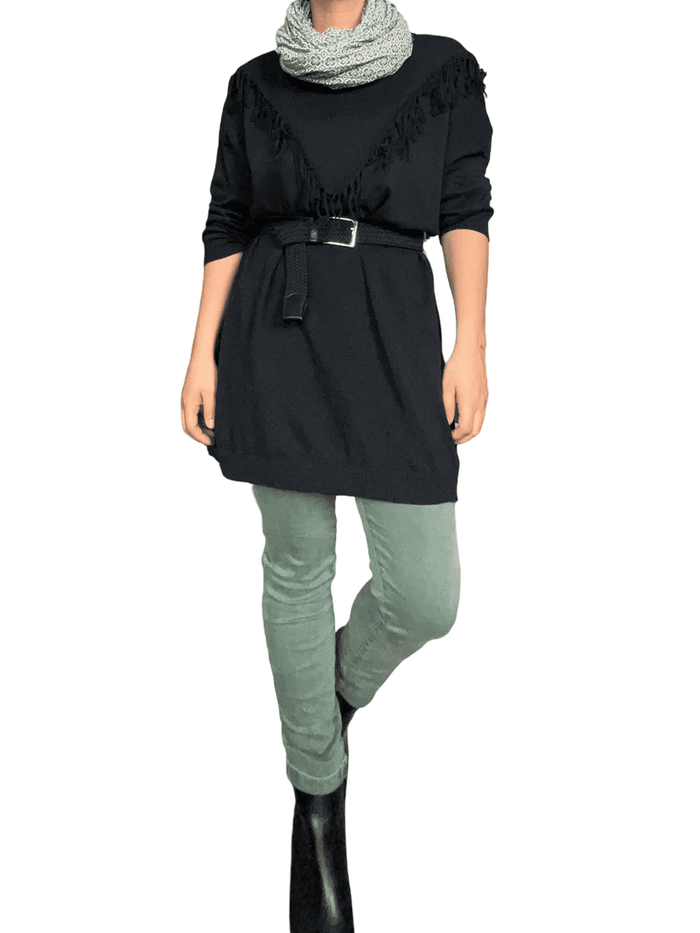 Foulard kaki à motifs de trèfles pour femme avec chandail, ceinture, jeans et bottillons.