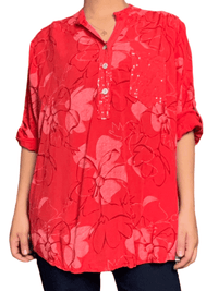 Blouse rouge avec imprimé floral pour femme.