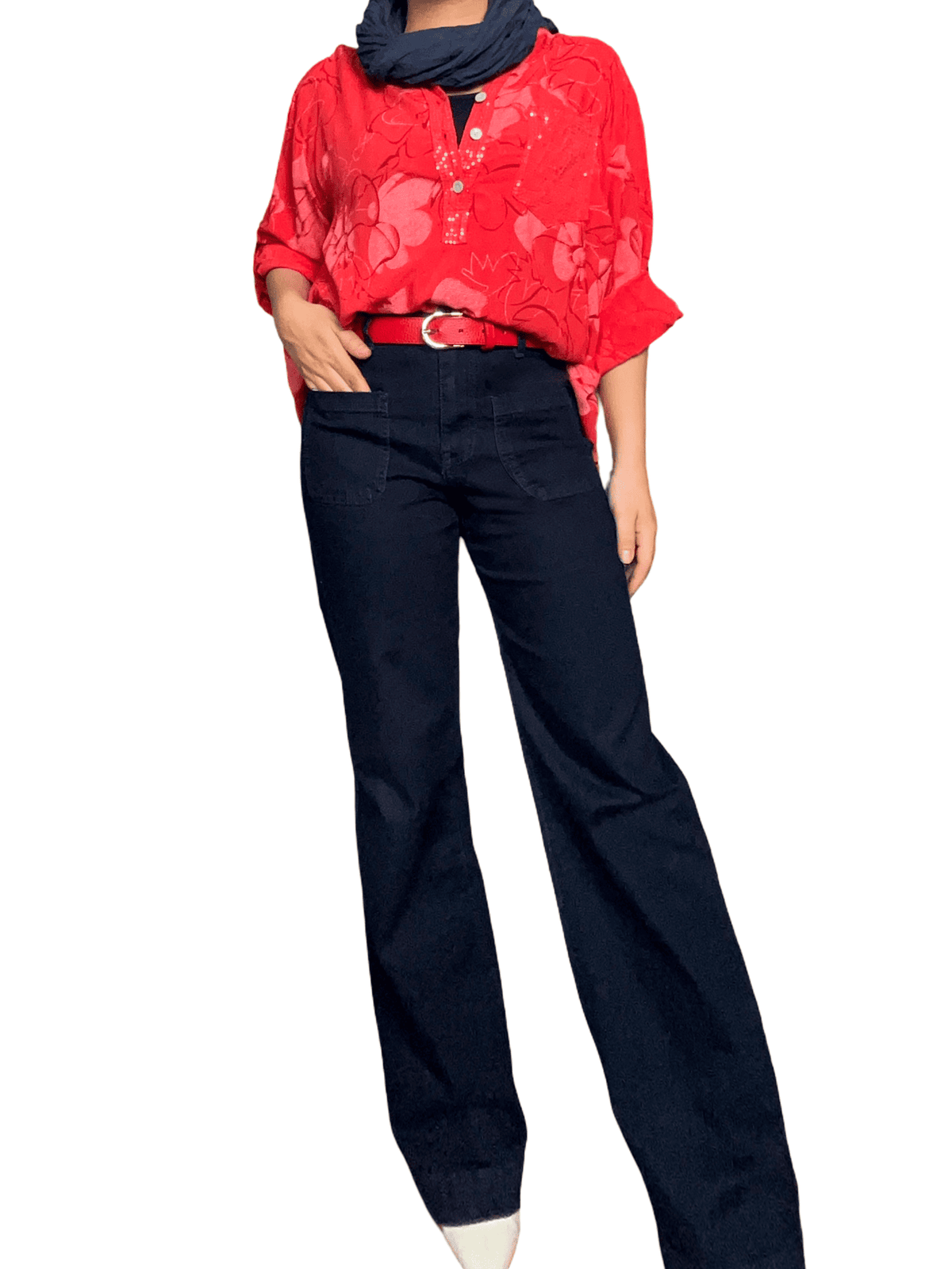Blouse rouge avec imprimé floral pour femme avec ceinture et jeans.