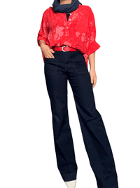 Blouse rouge avec imprimé floral pour femme avec ceinture et jeans.
