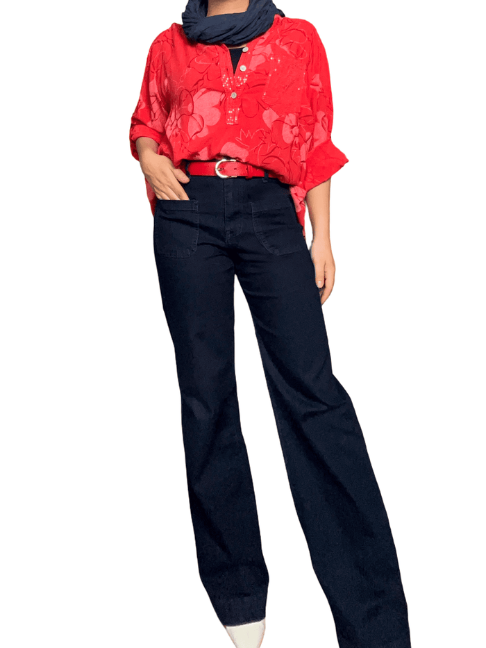 Blouse rouge avec imprimé floral pour femme avec ceinture et jeans.
