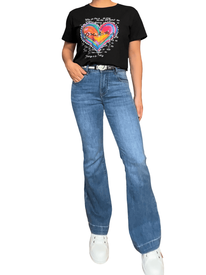 T-shirt noir avec imprimé de cœur multicolore et perles pour femme avec sneakers.