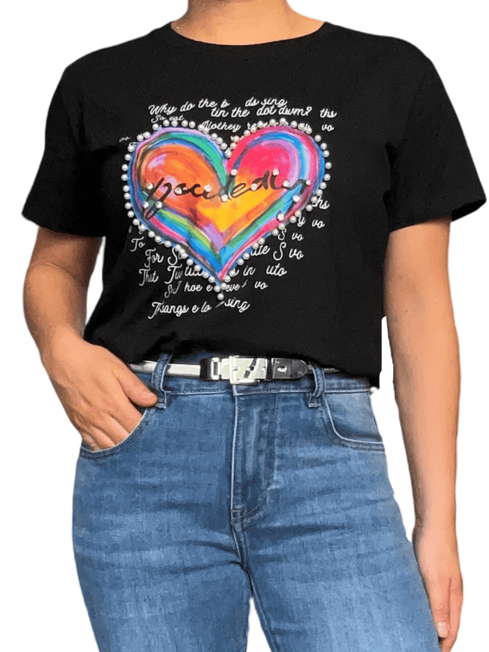 T-shirt noir avec imprimé de cœur multicolore et perles pour femme avec ceinture.