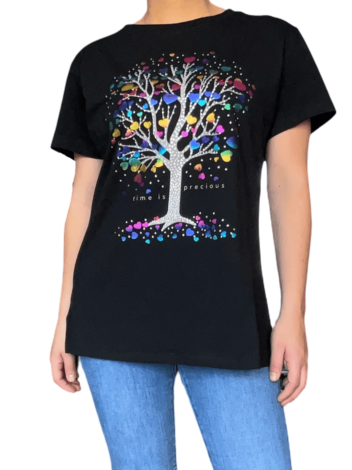 T-shirt noir avec imprimé d'arbre et cœurs pour femme avec jeans.