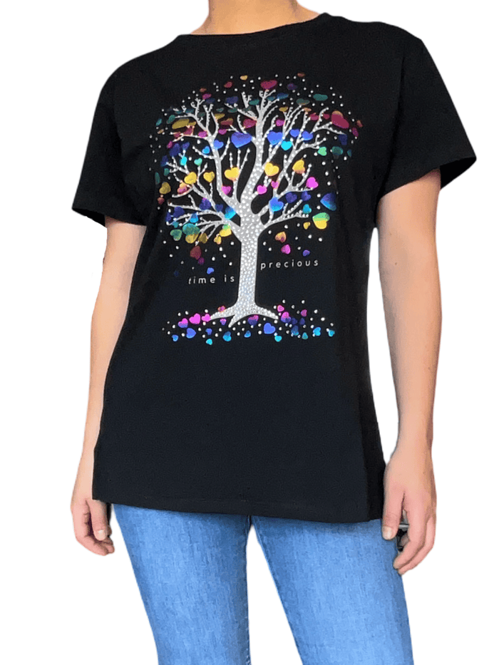T-shirt noir avec imprimé d'arbre et cœurs pour femme avec jeans.