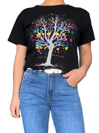 T-shirt noir avec imprimé d'arbre et cœurs pour femme avec ceinture.