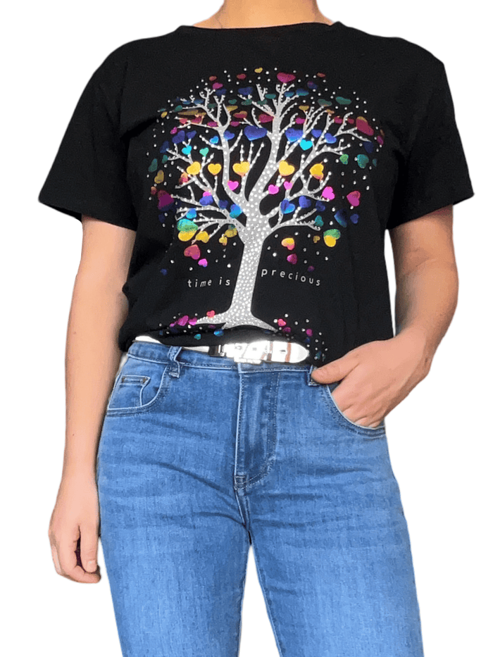 T-shirt noir avec imprimé d'arbre et cœurs pour femme avec ceinture.