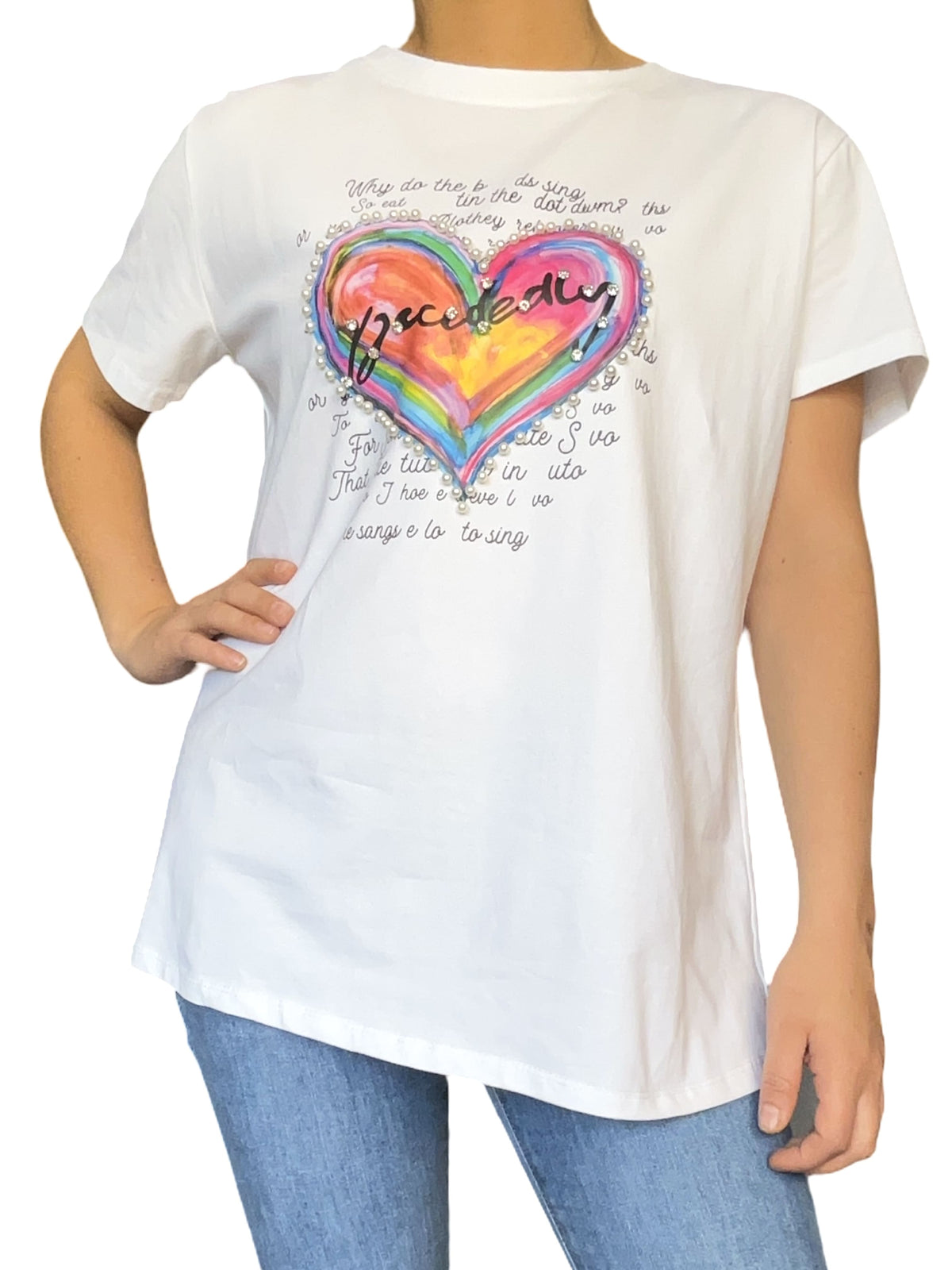 T-shirt blanc avec imprimé de cœur multicolore et perles