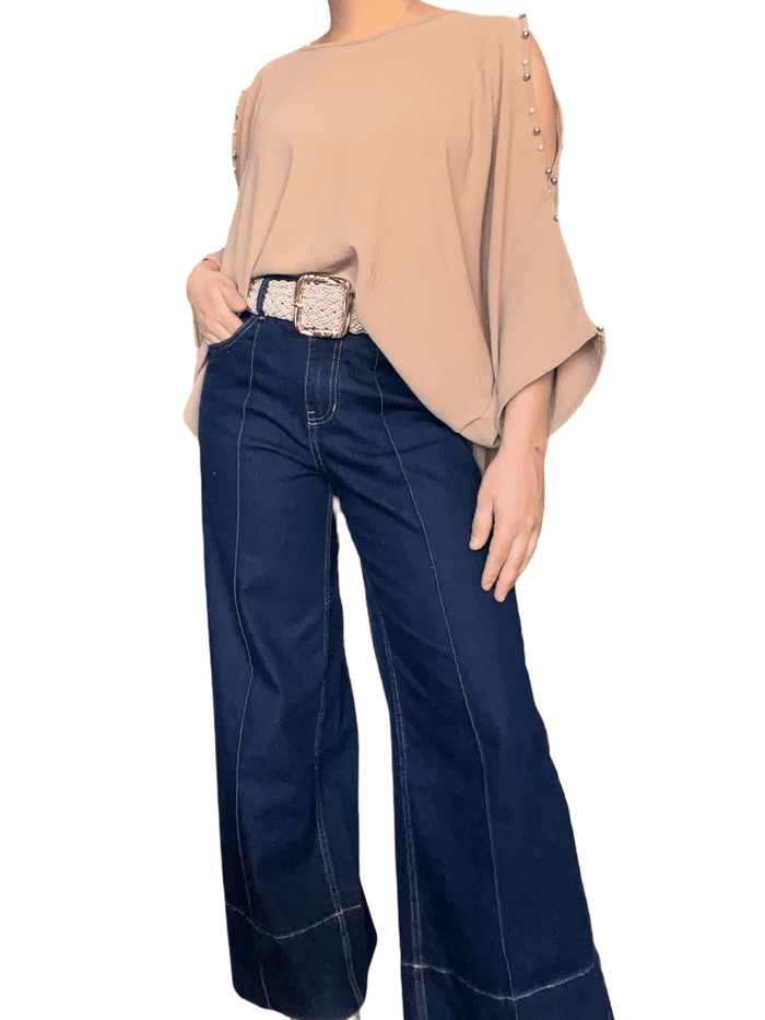 Blouse camel à ouverture sur l'épaule pour femme avec jeans.