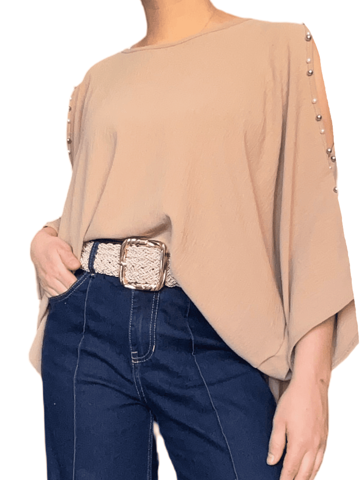 Blouse camel à ouverture sur l'épaule pour femme avec ceinture.