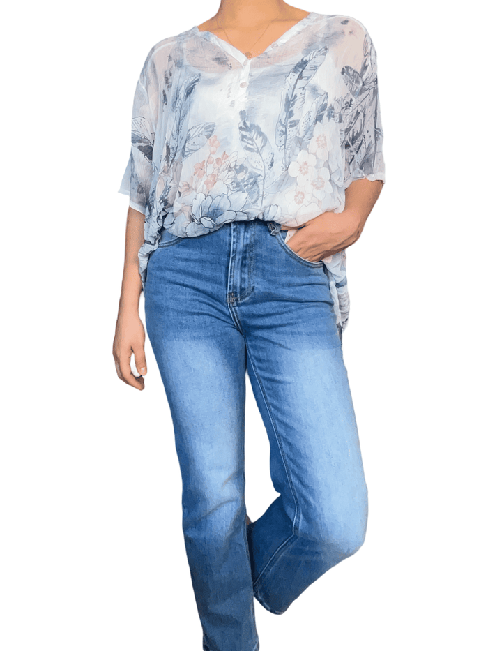 Blouse transparente avec imprimé floral pour femme avec jeans.
