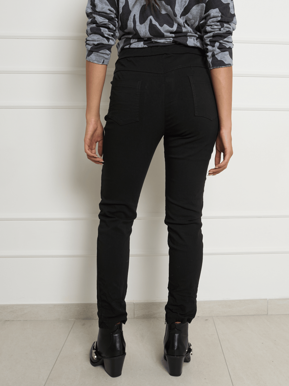 Pantalon noir à taille élastique avec cordon