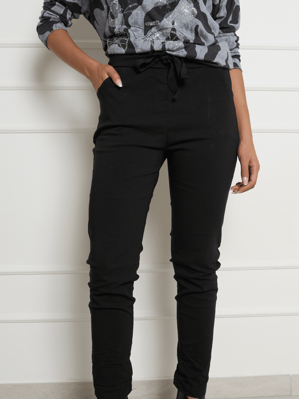 Pantalon noir à taille élastique avec cordon