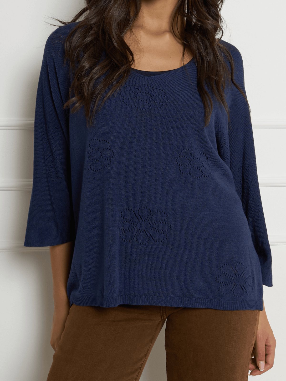 Chandail navy à motifs floraux