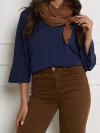 Chandail navy à motifs floraux